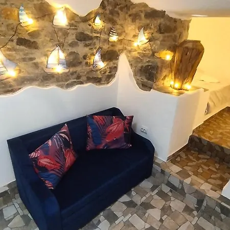 Authentic Stone 150 M From The Apartment *